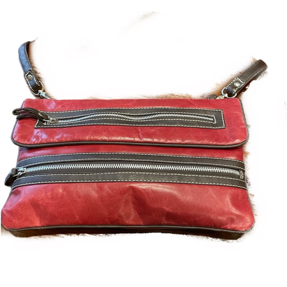 Sophia Visconti red and brown leather bag with green interior.4 zip pockets. B3